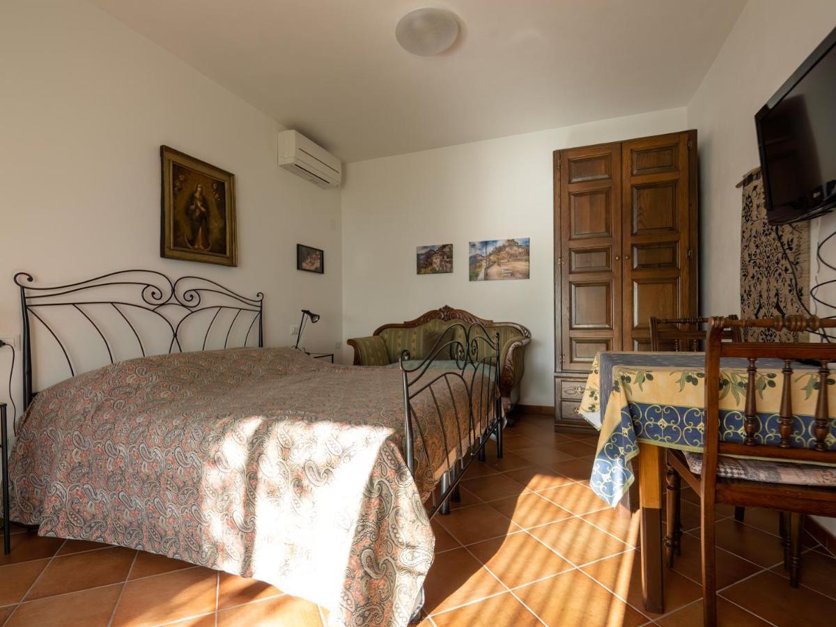 ピエトラ・リーグレ Tra Gli Ulivi Bed & Breakfast エクステリア 写真