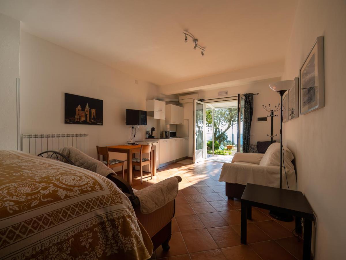 ピエトラ・リーグレ Tra Gli Ulivi Bed & Breakfast エクステリア 写真