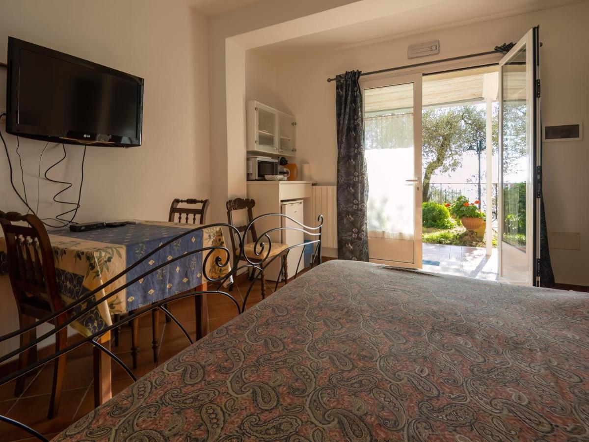 ピエトラ・リーグレ Tra Gli Ulivi Bed & Breakfast エクステリア 写真