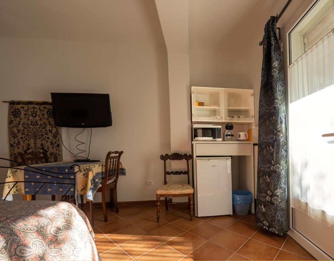 ピエトラ・リーグレ Tra Gli Ulivi Bed & Breakfast エクステリア 写真
