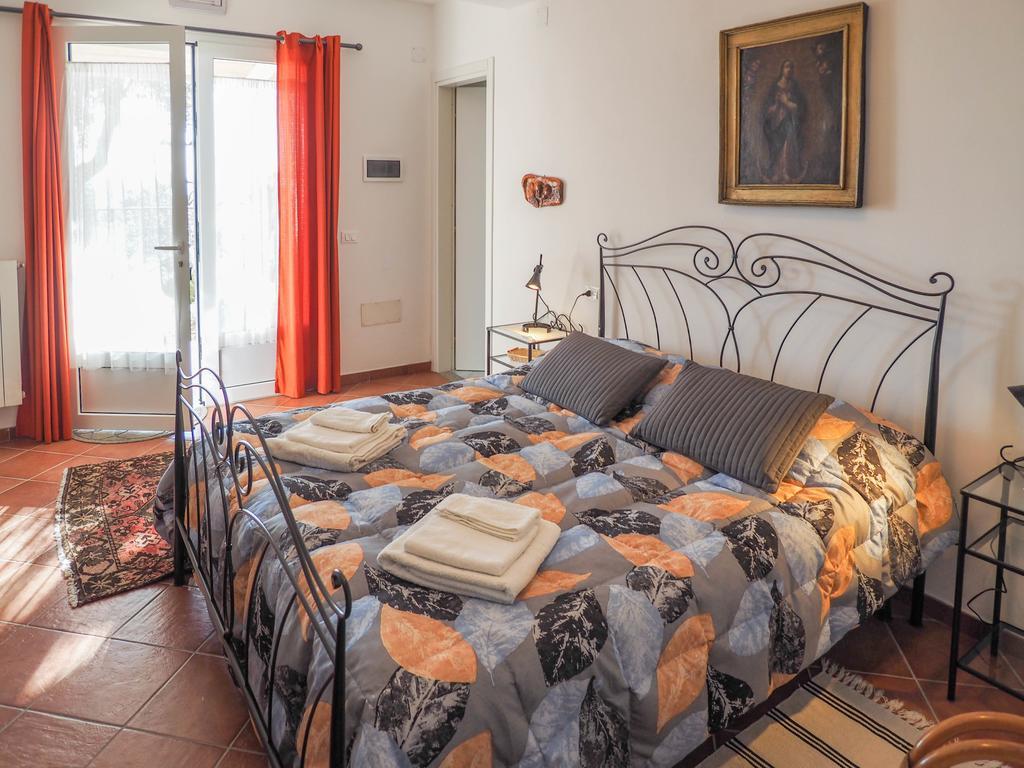 ピエトラ・リーグレ Tra Gli Ulivi Bed & Breakfast エクステリア 写真